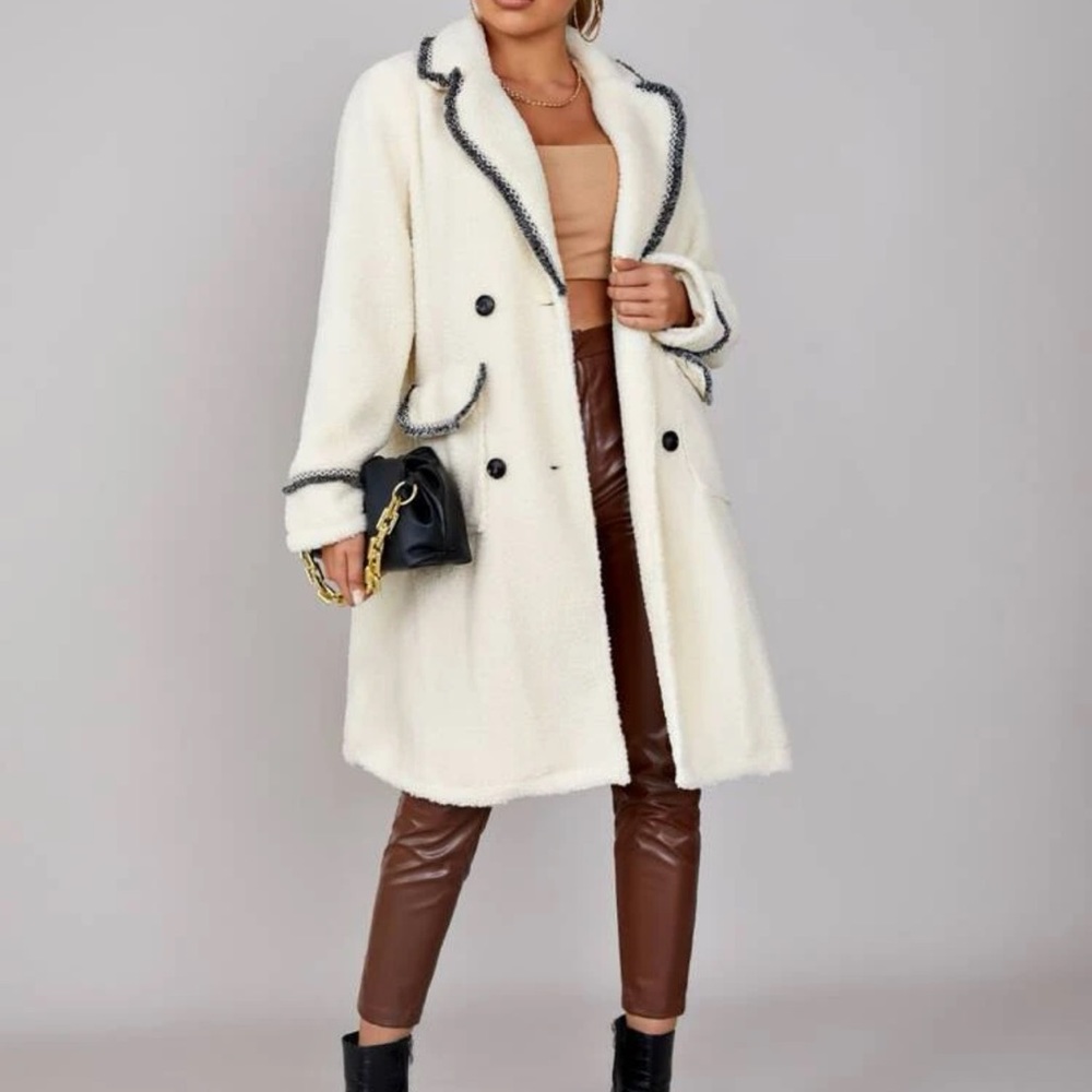 Lapel Neck Contrast Trim
Double Button Flap Pocket Teddy
Coat